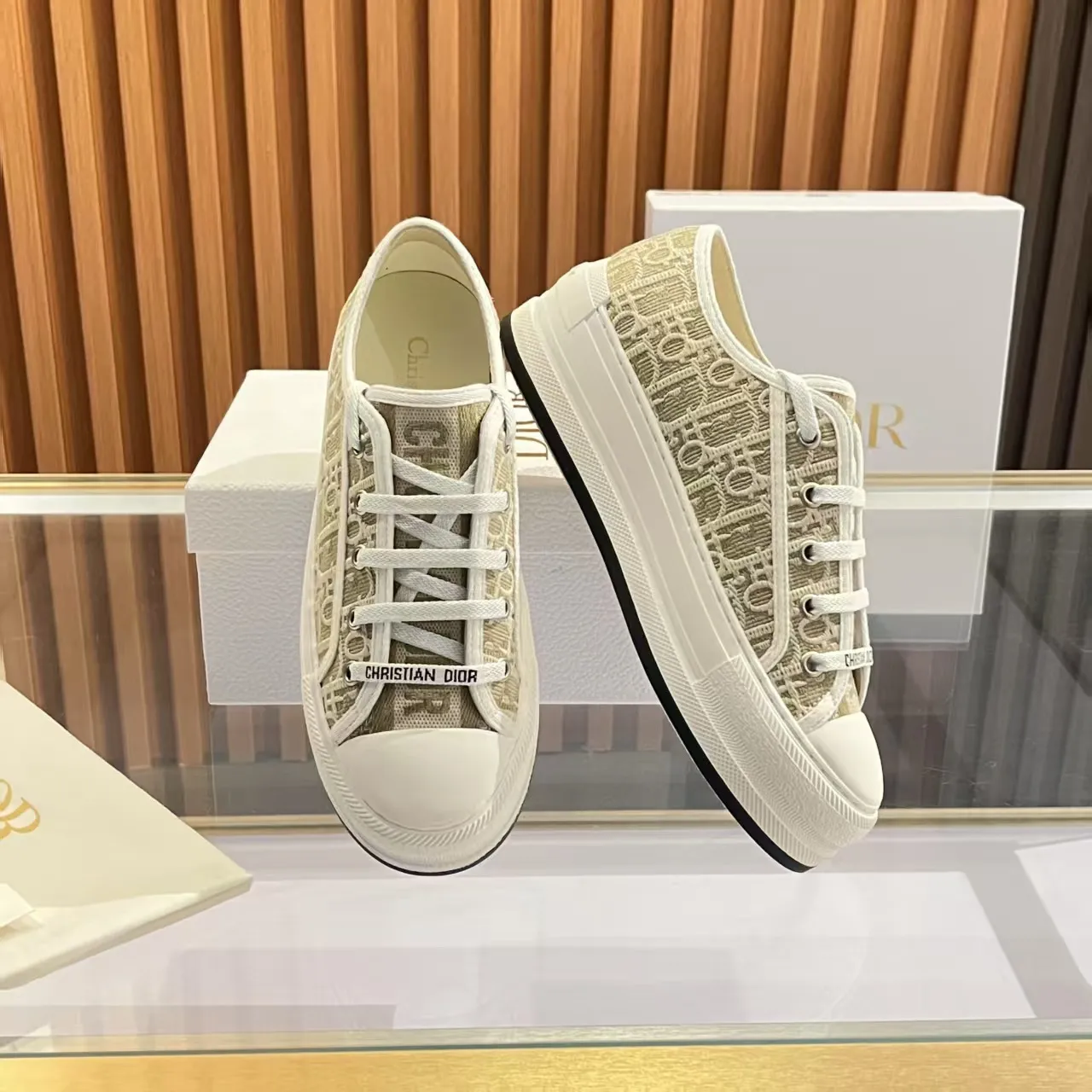👟👟Ex-factory price 520👟👟 Walk‘n’Dior embroidered mid-top casual shoes are new in 2025. On the fashion stage, Dior embroidered shoes are the well-deserved protagonist. Delicate stitching is used on the upper, every stitch is devoted to the craftsman's efforts, and every thread is woven with artistic poetry. From complex floral patterns to smart geometric textures, embroidery is like the magic that gives shoes life, allowing them to show dynamic beauty even in static conditions.   Wearing Dior embroidered shoes feels like stepping into a dream world full of art. It is not only a pair of shoes, but also a walking piece of art that perfectly integrates fashion and culture. Whether you are strolling on the bustling city streets or attending important social occasions, Dior embroidered shoes can add unique charm to your style and become the focus of everyone's attention.   Choosing Dior embroidered shoes means choosing a persistent pursuit of quality and a unique understanding of fashion. Let it accompany you through every wonderful moment and leave your own fashion mark.  Material: Sheepskin lining, feet, silk cowhide, size 35-41, heel height 5cm